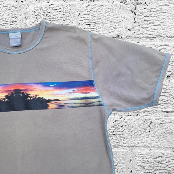 Vintage Nike Graphic T-Shirt - Picture 2 of 8